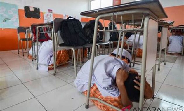 bagaimana-pendidikan-dan-sosialisasi-bisa-kurangi-risiko-korban-bencana_34c8a9197.jpg